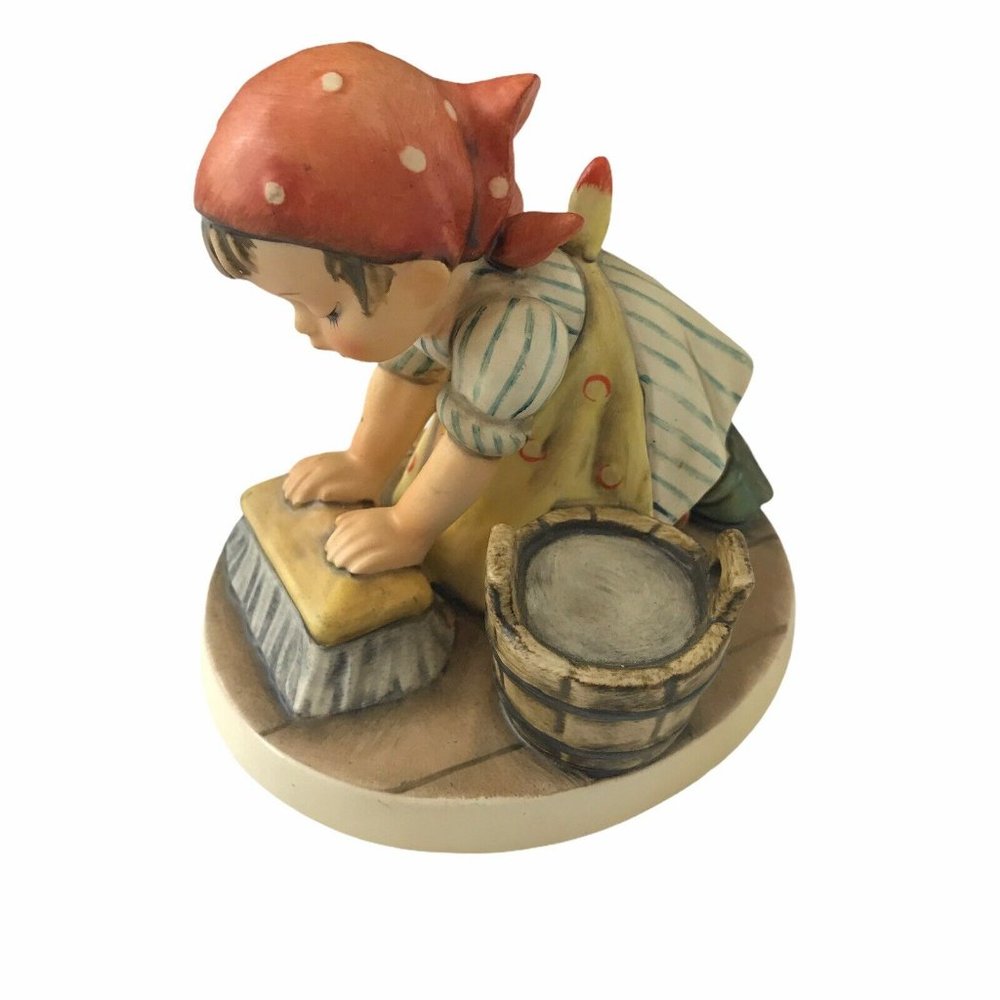 Hummel #363 "Big Housecleaning" TMK 5- 4" Tall